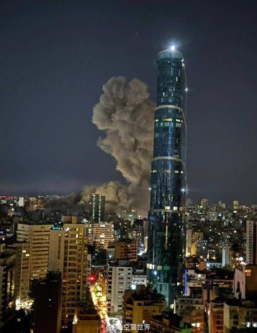 黎巴嫩贝鲁特南郊遭以军空袭 建筑物被拦腰斩断