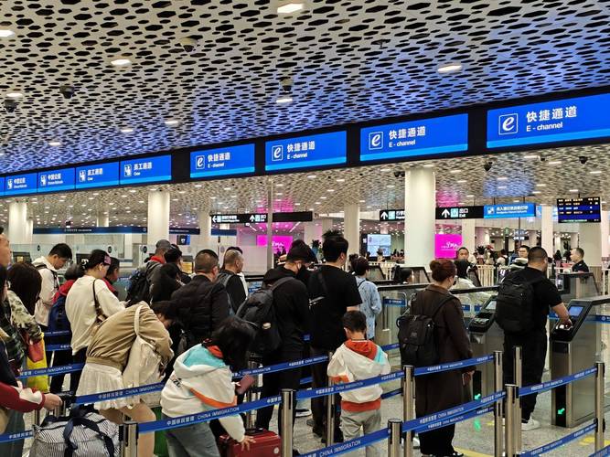 春节临近 广东深圳机场口岸出境游火热