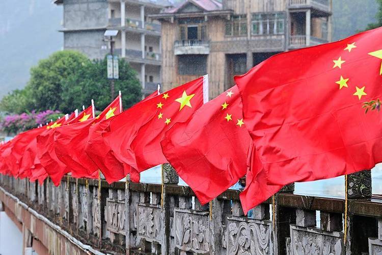 这就是“中国排面”!他们用新年的第一面五星红旗祝福祖国