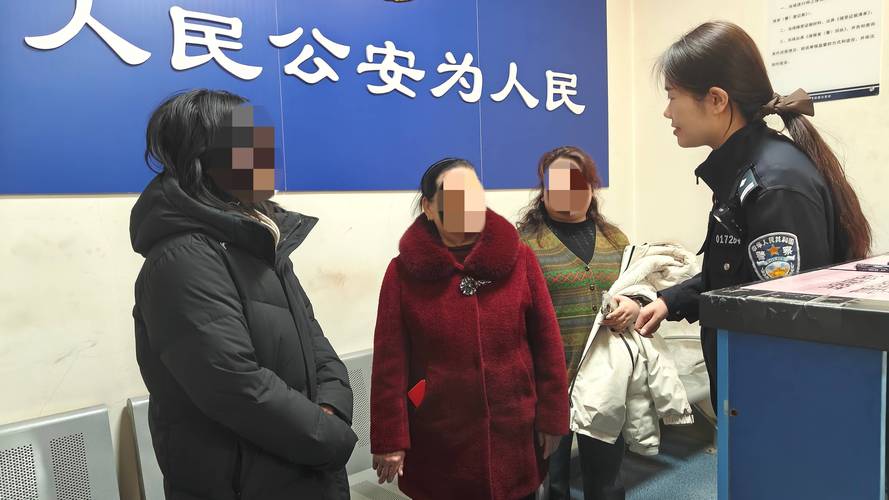 成都民警翻遍老档案 帮失散二十多年的父女团圆