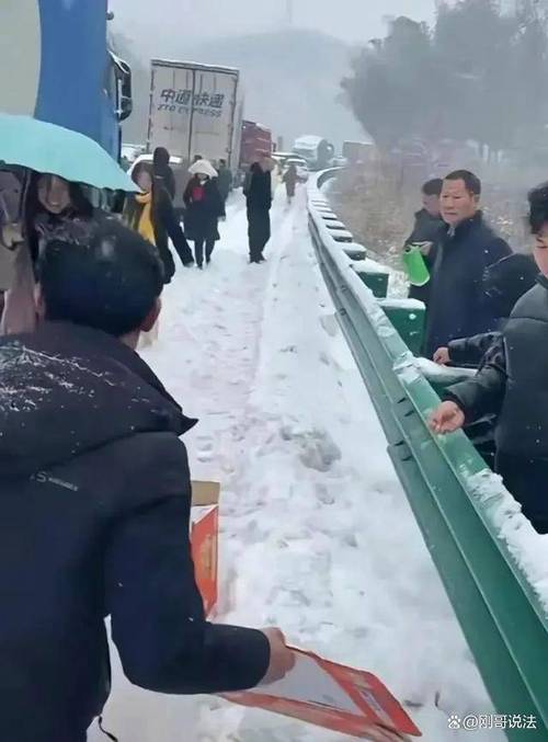 全网点赞!车主被困高速,风雪中,湖北一大三学生出手了……