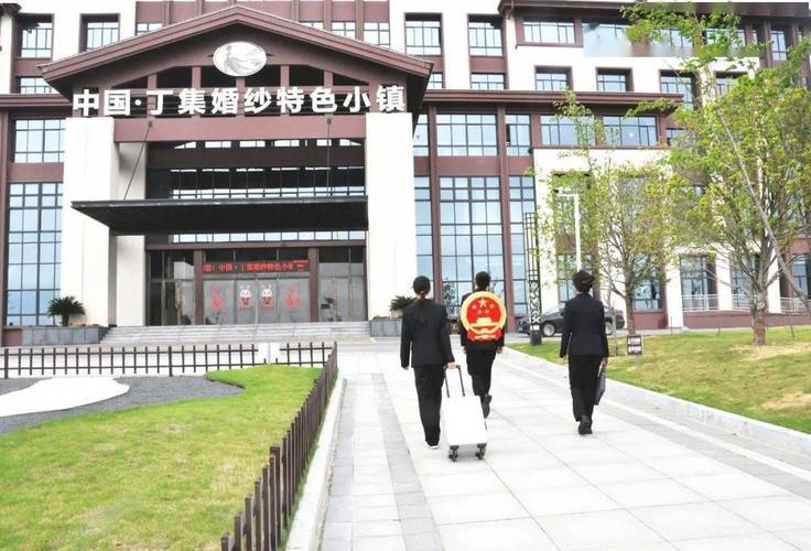 被婚纱改变的小镇