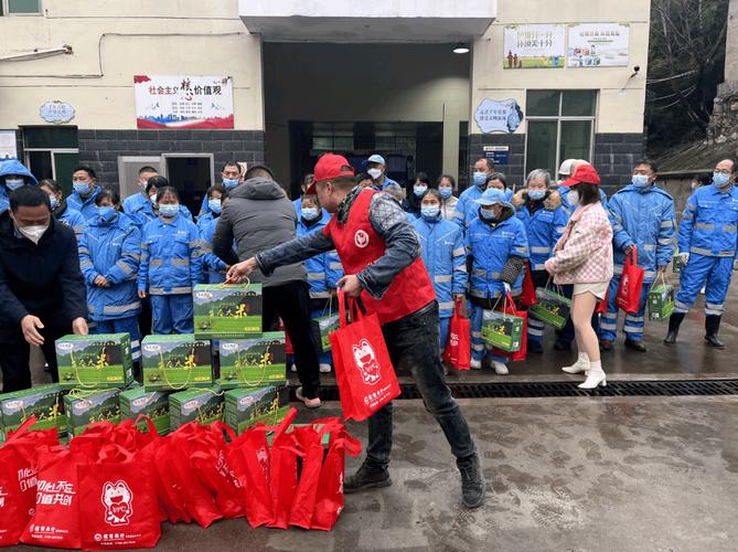 (新春走基层)致谢坚守者 杭州环卫工人提前吃上“年夜饭”