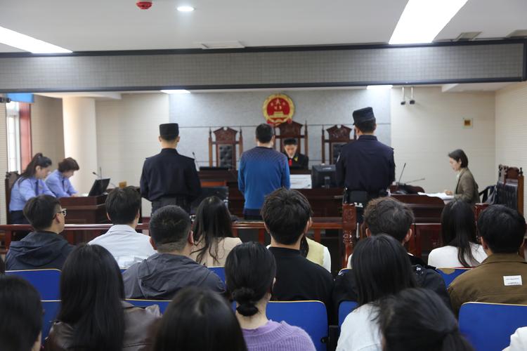 零距离旁听庭审 沉浸式感受阳光司法