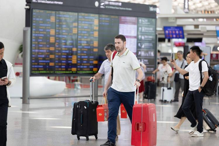 深圳机场三大指标创新纪录 旅客和货邮吞吐量、航班架次数据折射鹏城活力