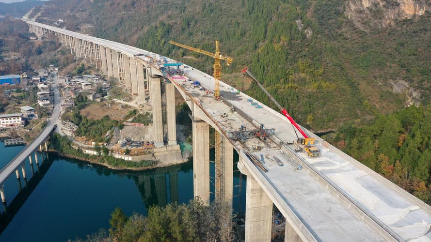 重庆首次在高速公路桥隧实施无人集群摊压施工